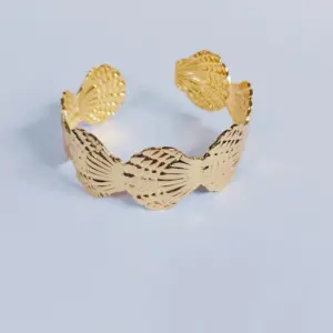 Gold / Average Size / Shell Bracelet