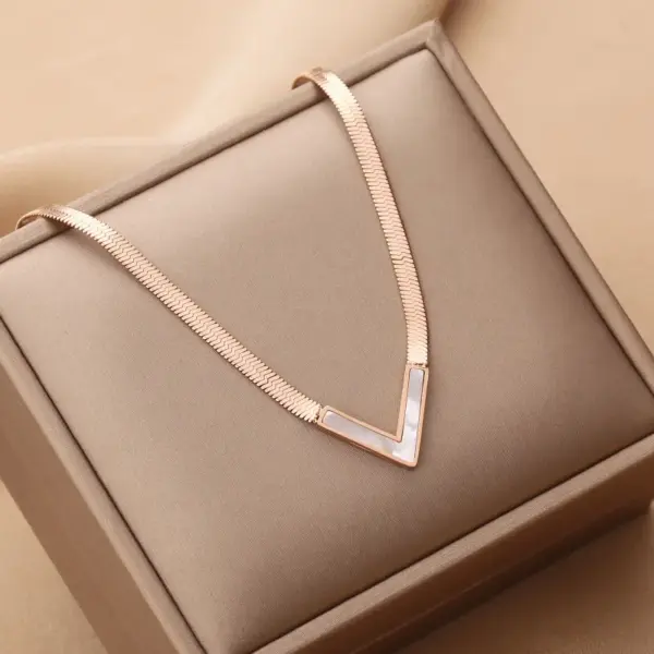 Wholesale Fashion V Shape Titanium Steel Plating Shell Necklace
