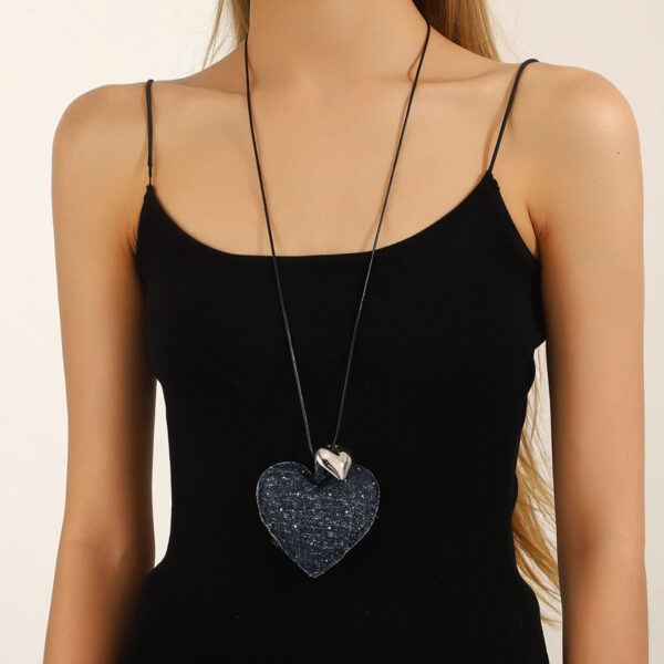 Wholesale Long heart-shaped pendant, simple and luxurious leather necklace.