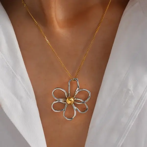 Wholesale Ion Plating (IP) Real Gold Plated 18K Flower 304 Stainless Steel Casual Simple Style Waterproof Non Tarnish Pendant Necklace