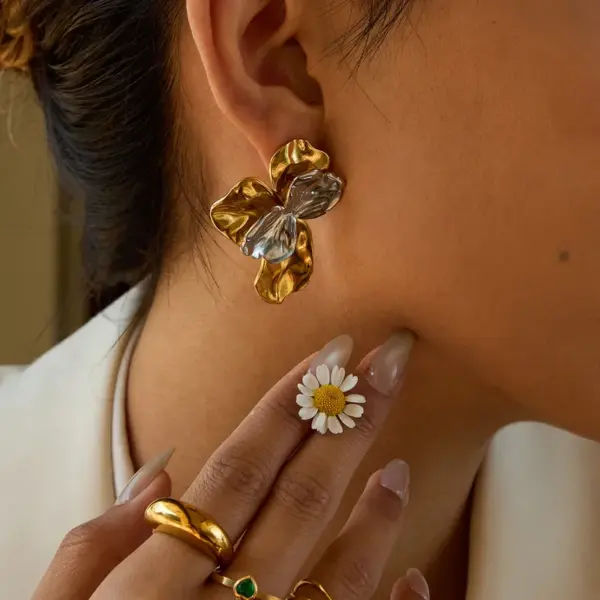 Wholesale Real Gold Plated 304 Stainless Steel PVD Coated Flower Waterproof Non Tarnish Vacation Modern Style Commute Ear Studs For Women's