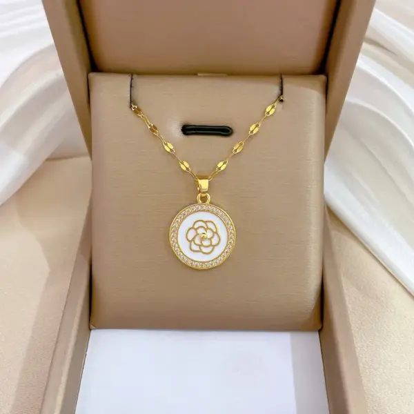 304 Stainless Steel Artificial Gemstones Heart Shape Butterfly Modern Style Cable Chain Pendant Necklace For Women's