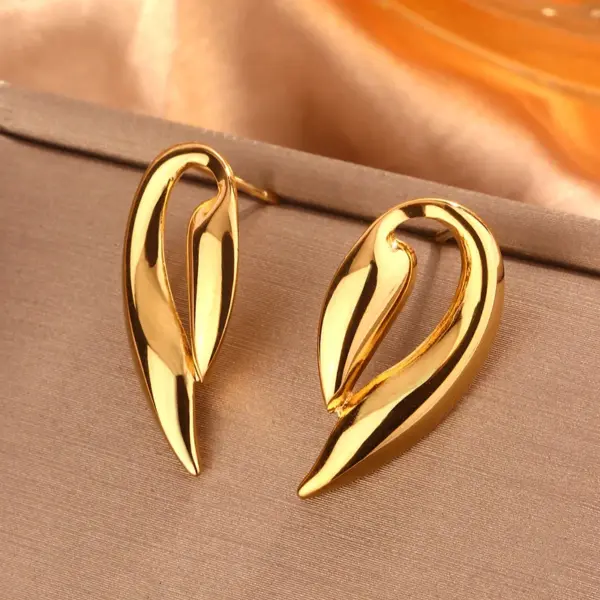 Wholesale PVD Coated 18K Gold Plated Sector Leaves Heart Shape 304 Stainless Steel Simple Style Waterproof Non Tarnish Ear Studs