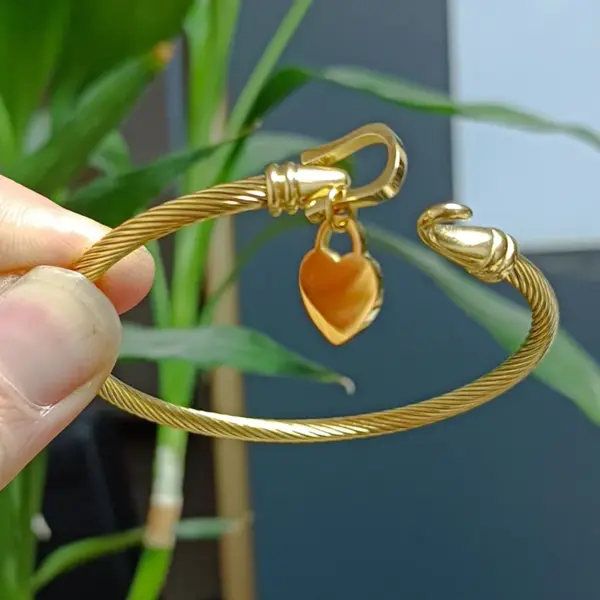 PVD Coated Real Gold Plated 18K Gold Heart Shape 304 Stainless Steel Simple Style Waterproof Non Tarnish 304 Stainless Steel Bangle