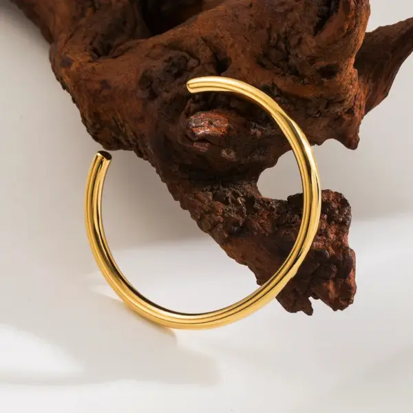 Wholesale Casual Classic Style Commute Solid Color 304 Stainless Steel 14K Gold Plated Bangle In Bulk