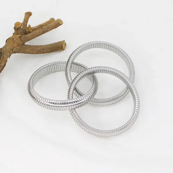 Wholesale PVD Coated 18K Gold Real Gold Plated Solid Color 304 Stainless Steel Simple Style Waterproof Non Tarnish 304 Stainless Steel Bangle