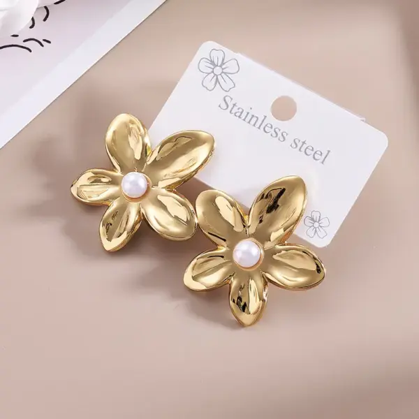 Wholesale 1 Pair/Package Casual Modern Style Flower Polishing Plating 201 Stainless Steel Pearl 18K Gold Plated Earrings