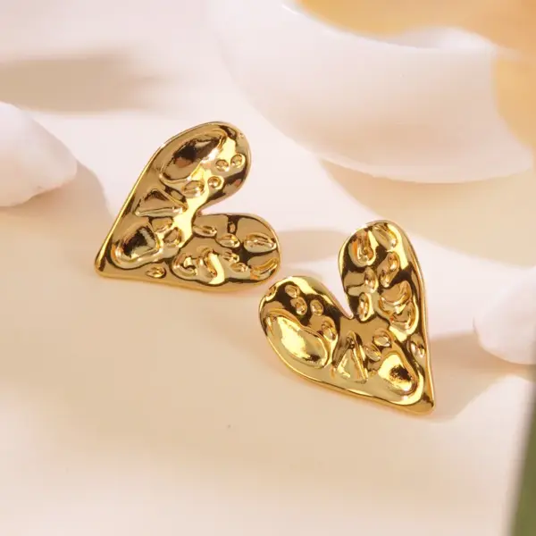 201 Stainless Steel 304 Stainless Steel Heart Shape Solid Color Electroplating Stone-Free Imitation Gold Simple Style Classic Style Gold Ear Studs