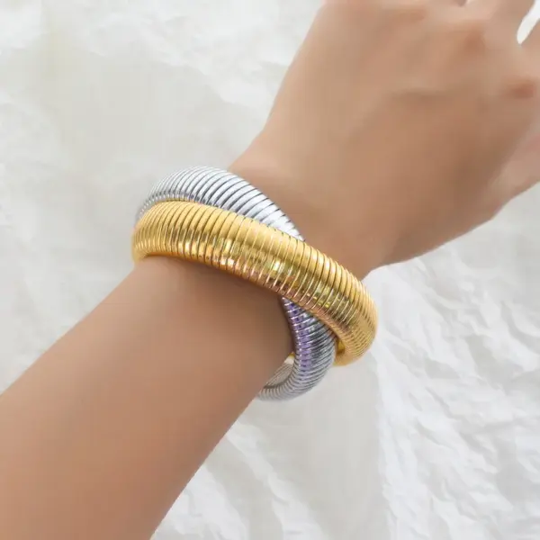 Wholesale PVD Coated 18K Gold Real Gold Plated Color Block 304 Stainless Steel Simple Style Waterproof Non Tarnish 304 Stainless Steel Bangle