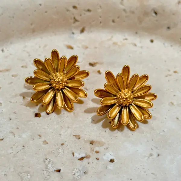 Wholesale 1 Pair Vintage Style Sweet Commute Flower Plating 304 Stainless Steel 18K Gold Plated Ear Studs