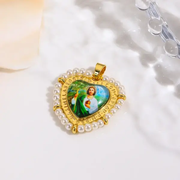 Wholesale Color Retention Copper Plated 18K Pearl Imitation Heart Shaped Religious Pendant Necklace For Men And Women