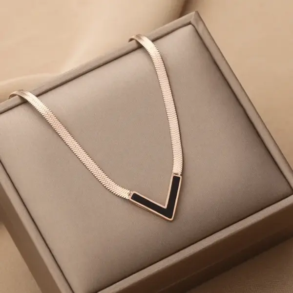 Wholesale Fashion V Shape Titanium Steel Plating Shell Necklace