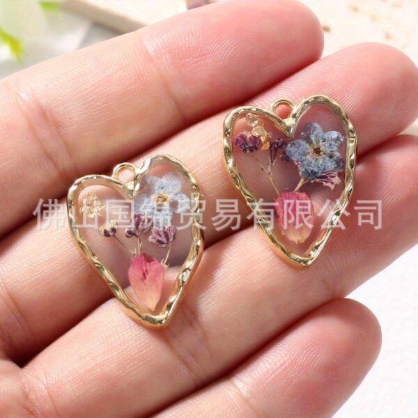 Wholesale DIY fresh real flower jewelry heart-shaped epoxy dried flower forget-me-not pendant temperament