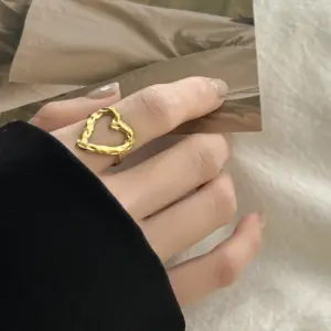 A41J / Adjustable Opening