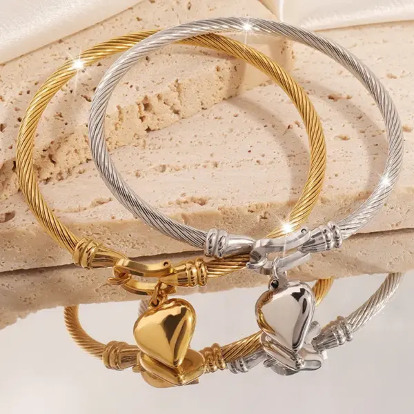 Wholesale Ion Plating (IP) Real Gold Plated Heart Shape 304 Stainless Steel Simple Style Waterproof Non Tarnish 304 Stainless Steel Bangle