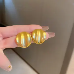 Silver Needle pleated circle earrings