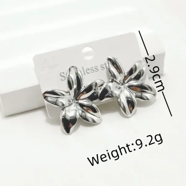 304 Stainless Steel Flower Ion Plating (IP) Golden Plated Elegant Retro Commute Waterproof Non Tarnish Gold Silver Ear Studs