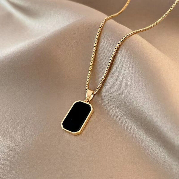Wholesale European and American fashion black long square brand necklace female clavicle chain net red necklace black square necklace accessories