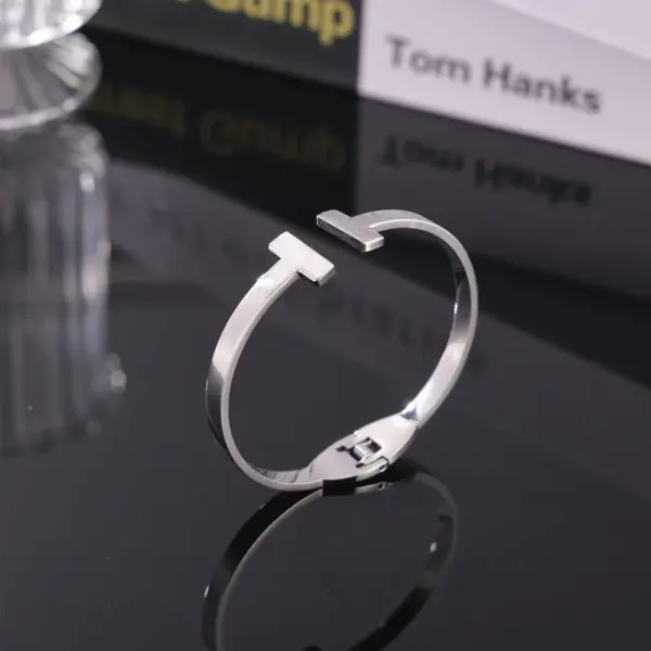 Wholesale 304 Stainless Steel Geometric Solid Color PVD Coated Real Gold Plated Modern Style British Style Waterproof Non Tarnish Plating Rose Gold Gold Silver Bangle