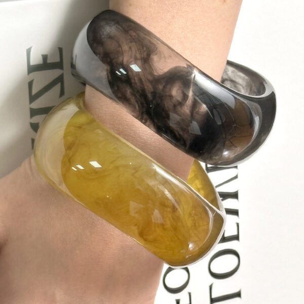 oly-ab983b5e095c9bbf5bf989941edc5a7e Wholesale Simple Resin Color Irregular S-shaped Wide Bracelet