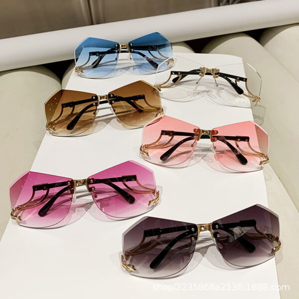 Wholesale European and American New Rimless Sunglasses for Women, Fashionable Personality, Trendyy Hollow Temples, Irregular Marine Sunglasses