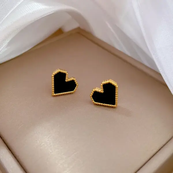 PVD Coated Real Gold Plated Heart Shape Titanium Steel Casual Simple Style Waterproof Non Tarnish Ear Studs