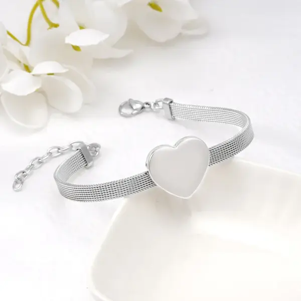 304 Stainless Steel Heart Shape PVD Coated Stone-Free 18K Real Gold Plated Simple Style Waterproof Non Tarnish Rose Gold Sier Yellow Bracelets