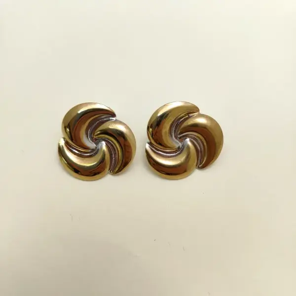 Wholesale 304 Stainless Steel Triangle Geometric Swirl Pattern Electroplating Stone-Free Golden Plated Basic Novelty Ethnic Style Gold Silver Earrings Ear Studs