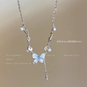 Ice crystal pearl butterfly necklace
