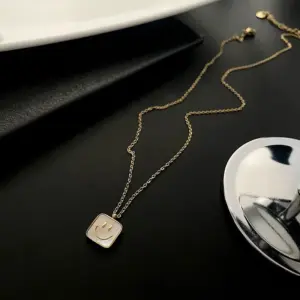 04-J19 Titanium Steel Shell Smile Necklace / Gold