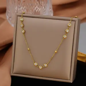 21【H1061】 Nine White Diamond Necklace / Gold
