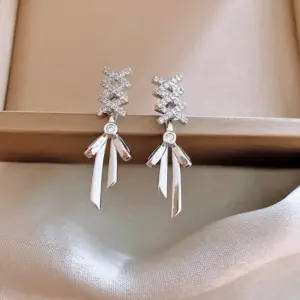 105# Silver Needle-Silver-Bow Knot