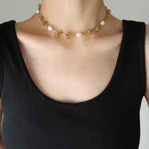 Gold / Necklace