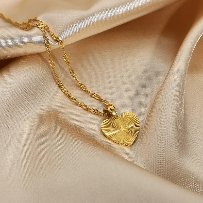 Wholesale PVD Coated Real Gold Plated Heart 304 Stainless Steel Titanium Steel Simple Style Waterproof Non Tarnish Pendant Necklace