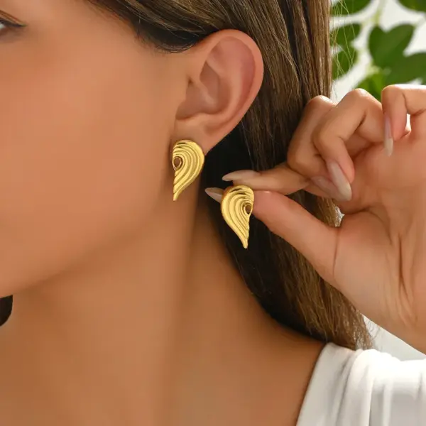 Wholesale 304 Stainless Steel Solid Color PVD Coated Real Gold Plated Real Gold Plated Casual Simple Style Waterproof Non Tarnish Earrings