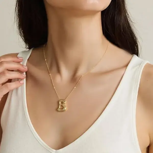 Wholesale Versatile Titanium Steel Bubble Letter Necklace 26 Pieces 18K Gold Simple Pendant Factory Polished Pattern Unisex Jewelry