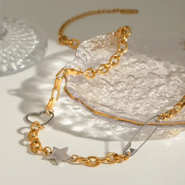 Wholesale 304 Stainless Steel Star Heart Shape PVD Coated 18K Real Gold Plated Simple Style Classic Style Necklace