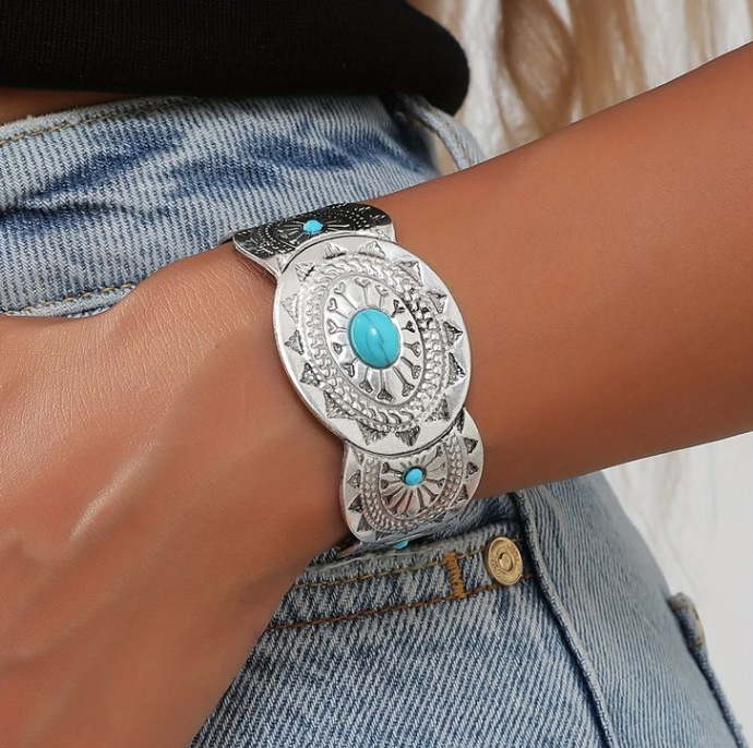 Wholesale Amazon's New Bohemian Retro Style Oval Inlaid Synthetic Turquoise Opening Adjustable Alloy Hand