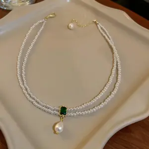 Necklace. / White