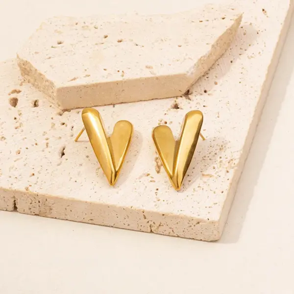 Wholesale Ion Plating (IP) Real Gold Plated 18K Gold Heart Shape 304 Stainless Steel Simple Style Classic Style Waterproof Non Tarnish Ear Studs