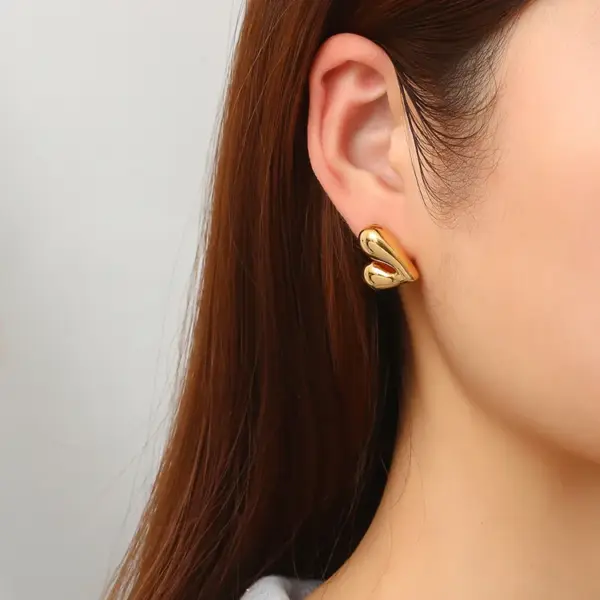 Wholesale 304 Stainless Steel Heart Shape Electroplated Golden Plated Simple Style Waterproof Non Tarnish Plating Ear Studs