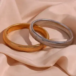 PVD Coated Real Gold Plated Solid Color Stainless Steel Vintage Style Simple Style Waterproof Non Tarnish Bangle