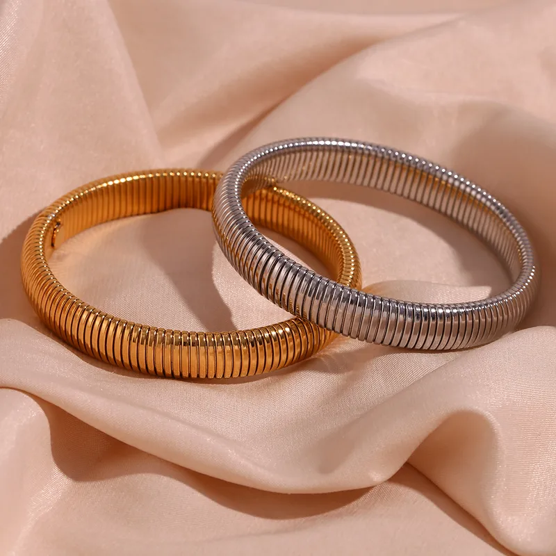 Wholesale PVD Coated Real Gold Plated Solid Color Stainless Steel Vintage Style Simple Style Waterproof Non Tarnish Bangle