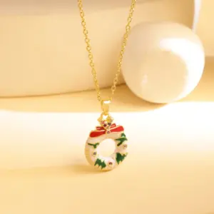 Xl2634 Christmas Wreath Necklace / Gold