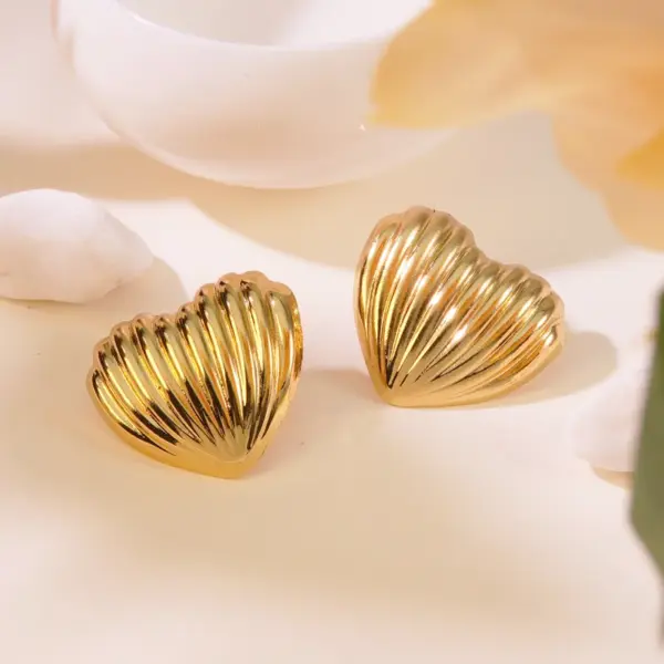 201 Stainless Steel 304 Stainless Steel Heart Shape Solid Color Electroplating Stone-Free Imitation Gold Simple Style Classic Style Gold Ear Studs