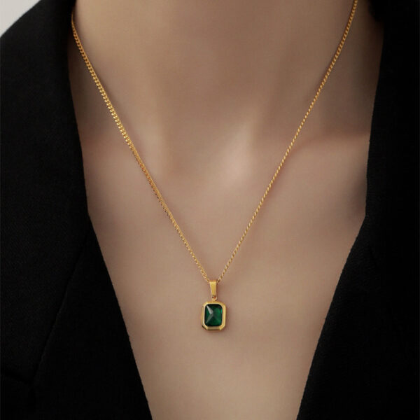 oly-b26f4f0d02500fcef4c808ffeb9ebede Wholesale French simple emerald pendant necklace female niche design 1 light luxury high-grade clavicle chain jewelry