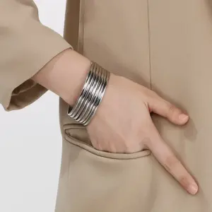 Wholesale Ion Plating (IP) 18K Gold Plated Solid Color 304 Stainless Steel Simple Style Waterproof Non Tarnish 304 Stainless Steel Bangle