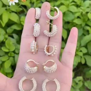 Wholesale 1 Pair/Package Modern Style Simple Style Heart Shape Polishing Copper Acrylic Pearl 18K Gold Plated Earrings