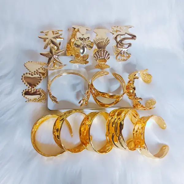 Wholesale 1 Piece Stainless Steel Exaggerated Geometric Open Bracelet Shell Five-Leaf Flower Bracelet Irregular Personality Starfish Shiny Bracelet Suitable For Women's Daily Wear