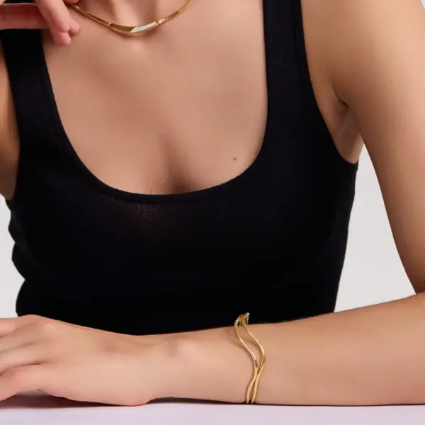 Wholesale Ion Plating (IP) Real Gold Plated Lines 304 Stainless Steel Simple Style Waterproof Non Tarnish 304 Stainless Steel Bangle Electroplated